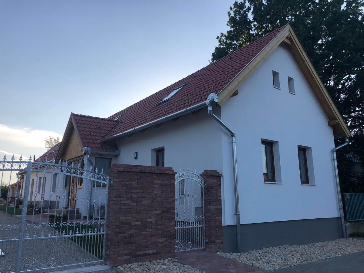 Fazekas Vendeghaz Hotel Balatonkeresztur Exterior photo